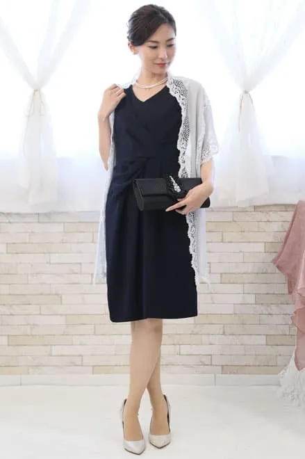 ネイビーのひざ丈Iラインドレス