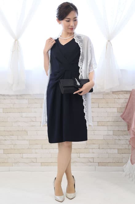 ネイビーのひざ丈Iラインドレス