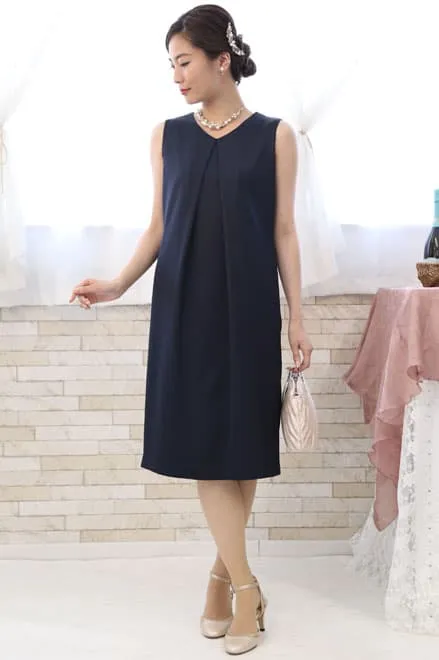 ネイビーのバックリボン付きVネックドレス