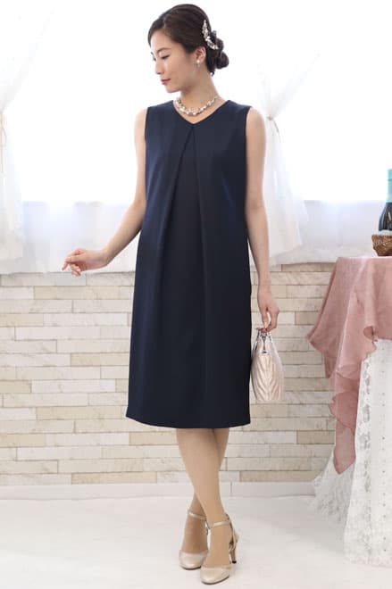 ネイビーのバックリボン付きVネックドレス