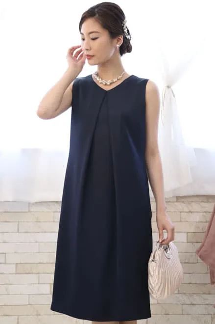 ネイビーのバックリボン付きVネックドレス