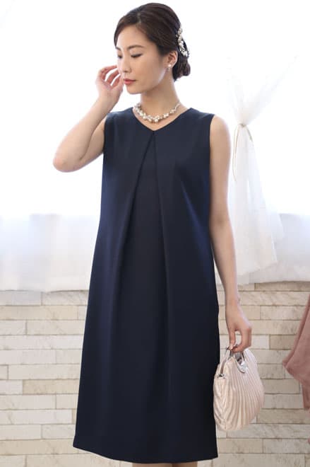 ネイビーのバックリボン付きVネックドレス