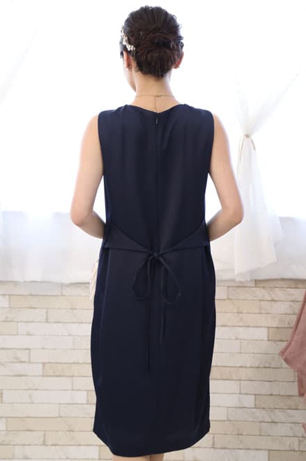 ネイビーのバックリボン付きVネックドレス