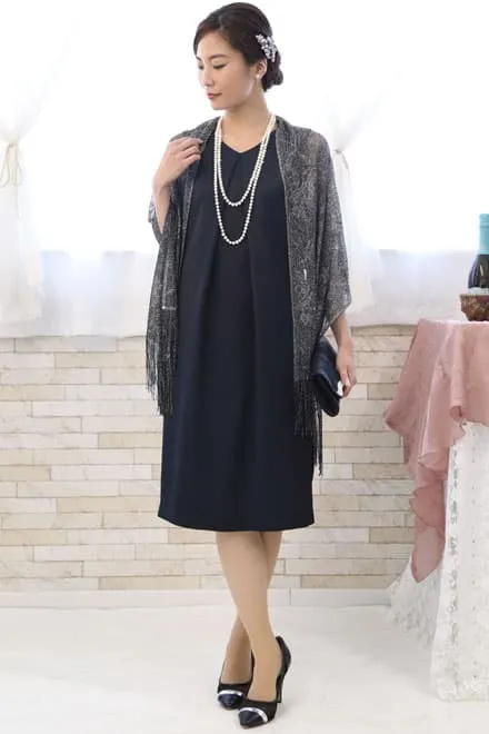 ネイビーのバックリボン付きVネックドレス