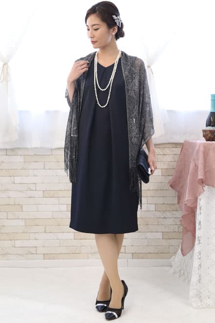 ネイビーのバックリボン付きVネックドレス