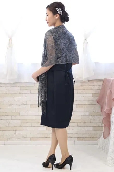 ネイビーのバックリボン付きVネックドレス