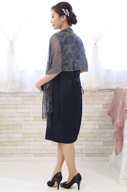 ネイビーのバックリボン付きVネックドレス