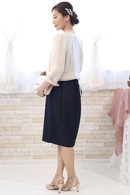 ネイビーのバックリボン付きVネックドレス