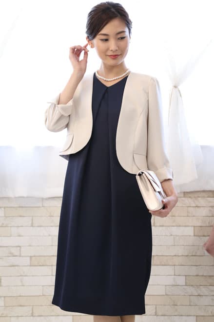 ネイビーのバックリボン付きVネックドレス