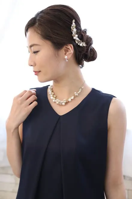 ネイビーのバックリボン付きVネックドレス