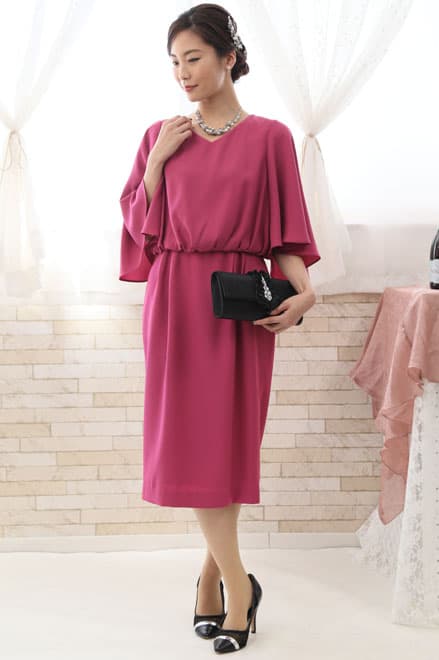 ビビットピンクのボリュームスリーブドレス