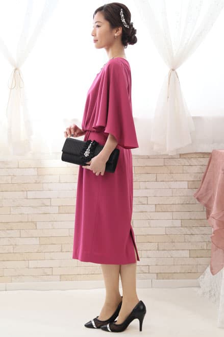 ビビットピンクのボリュームスリーブドレス