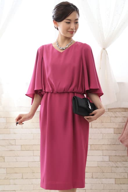 ビビットピンクのボリュームスリーブドレス