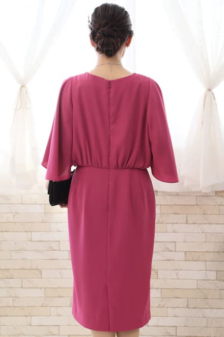 ビビットピンクのボリュームスリーブドレス