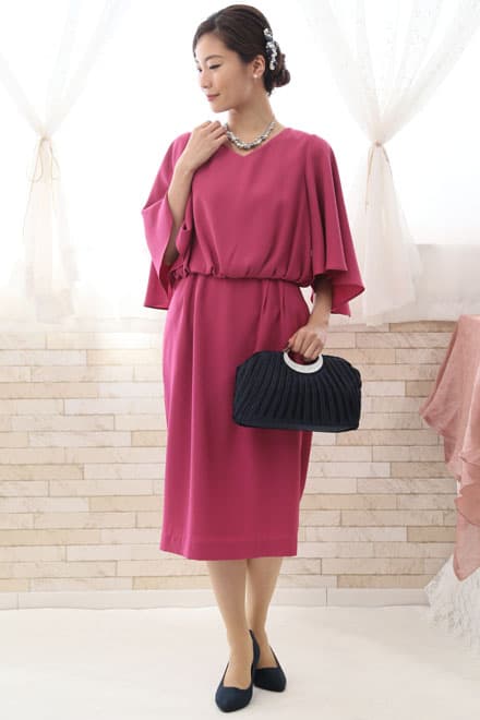 ビビットピンクのボリュームスリーブドレス