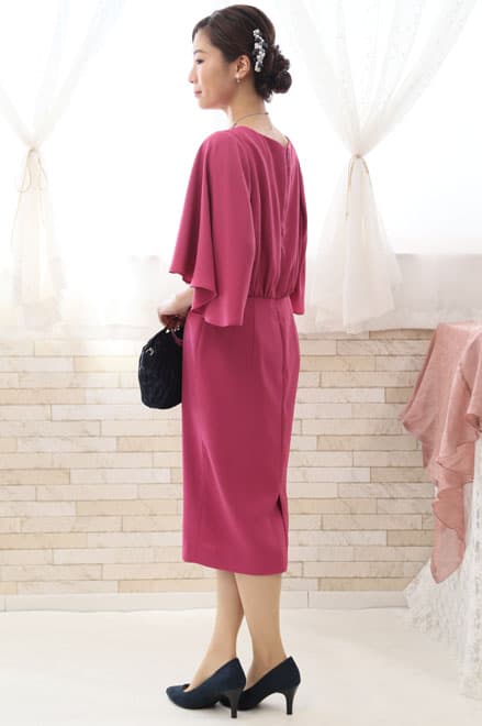 ビビットピンクのボリュームスリーブドレス