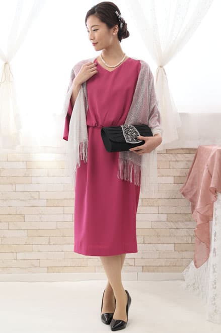 ビビットピンクのボリュームスリーブドレス