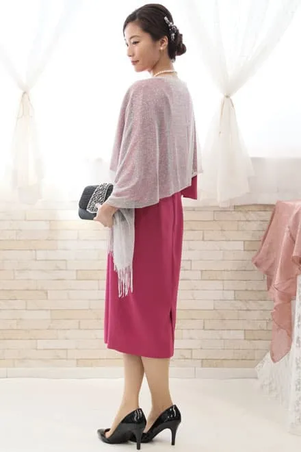 ビビットピンクのボリュームスリーブドレス