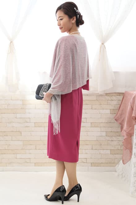 ビビットピンクのボリュームスリーブドレス