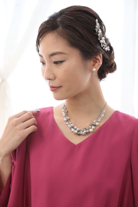 ビビットピンクのボリュームスリーブドレス