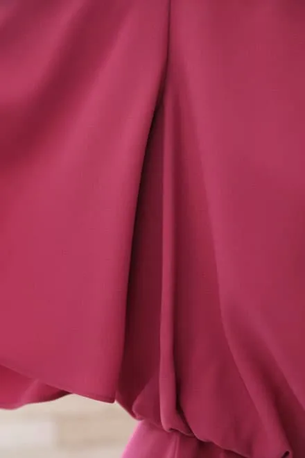 ビビットピンクのボリュームスリーブドレス