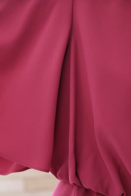 ビビットピンクのボリュームスリーブドレス