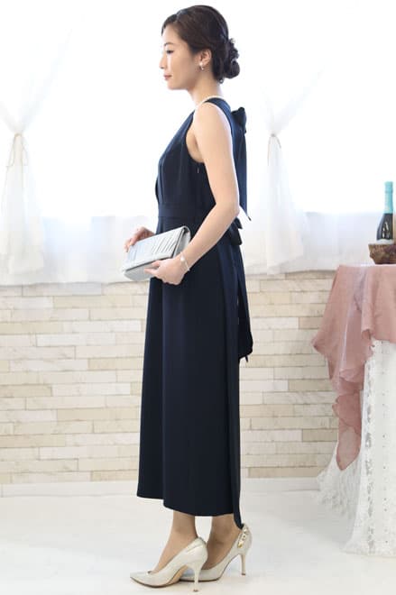 ネイビーのホルターネック風Iラインロングドレス