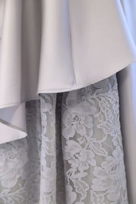 シルバーのポイントレースウエストリボン付きドレス