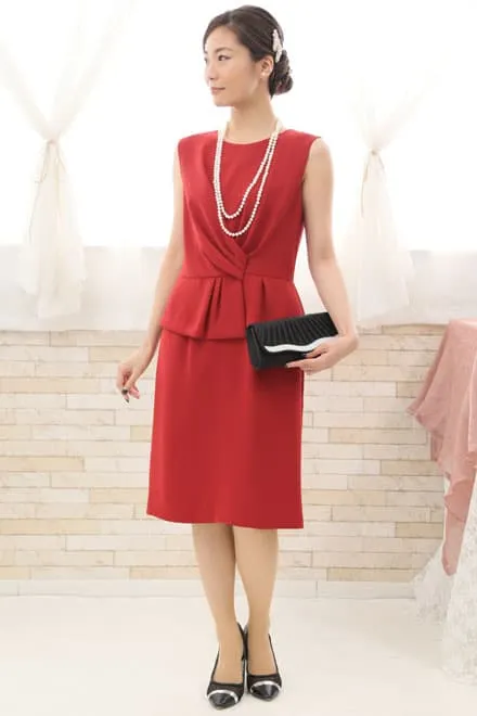 レッドのペプラムタイトドレス