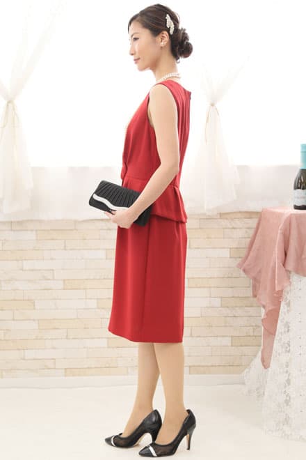 レッドのペプラムタイトドレス