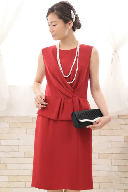 レッドのペプラムタイトドレス