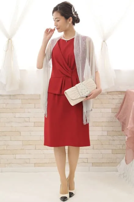 レッドのペプラムタイトドレス