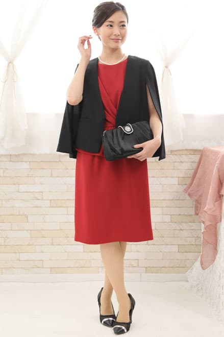 レッドのペプラムタイトドレス