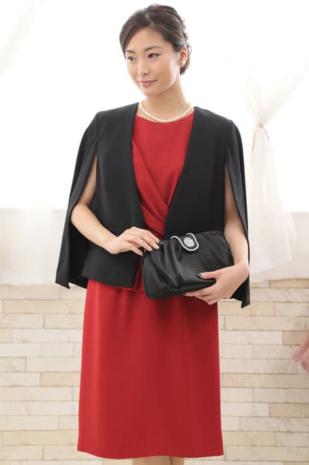 レッドのペプラムタイトドレス