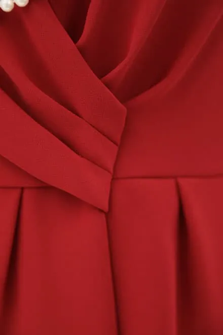 レッドのペプラムタイトドレス