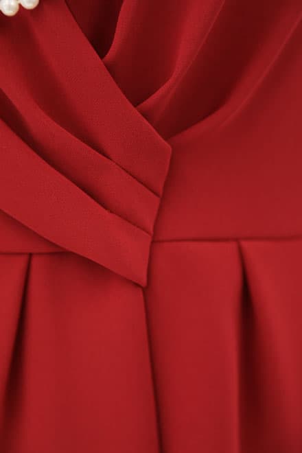 レッドのペプラムタイトドレス