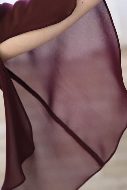 ワインレッドのドレープシフォンドレス