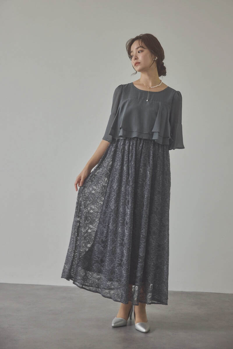 チャコールグレーの授乳口付きレーススカートドレス