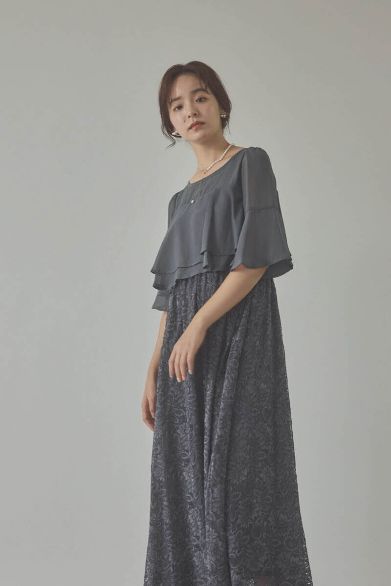 チャコールグレーの授乳口付きレーススカートドレス