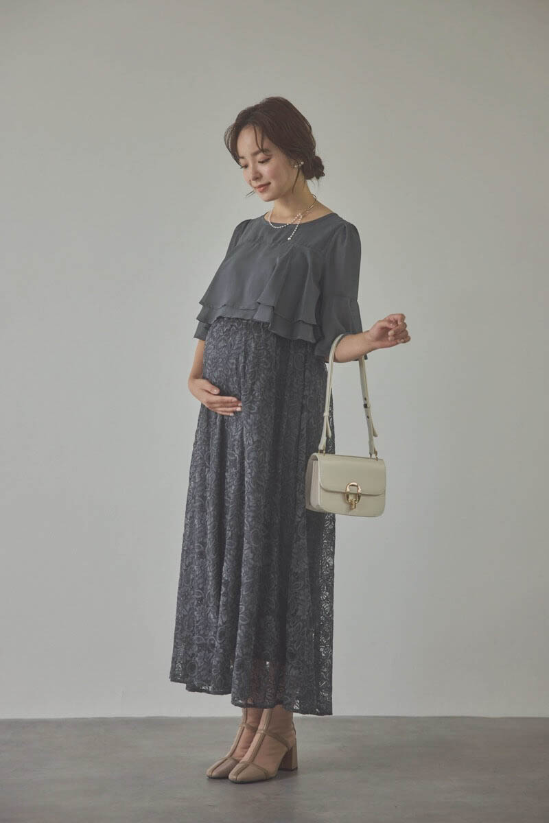 チャコールグレーの授乳口付きレーススカートドレス