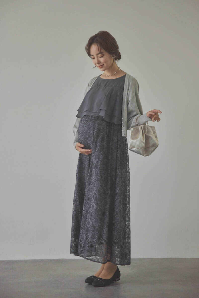 チャコールグレーの授乳口付きレーススカートドレス