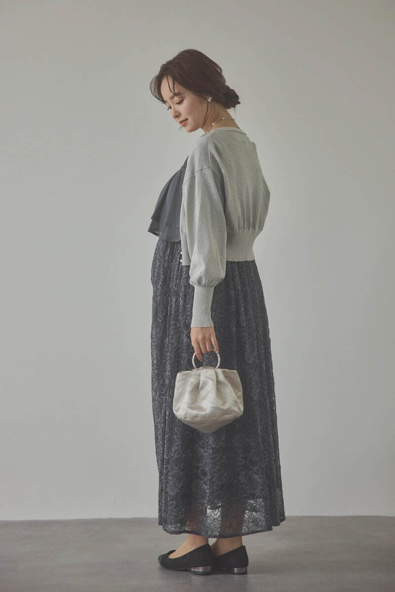 チャコールグレーの授乳口付きレーススカートドレス