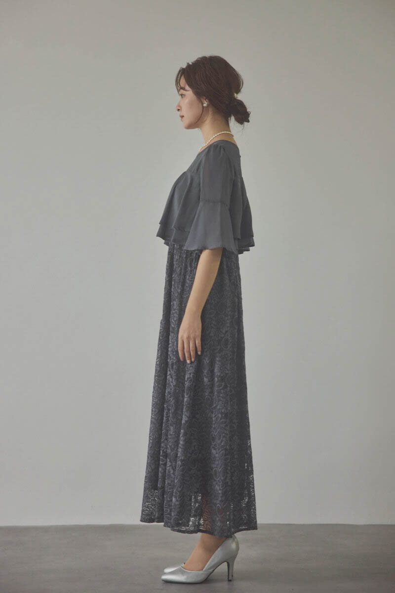 チャコールグレーの授乳口付きレーススカートドレス