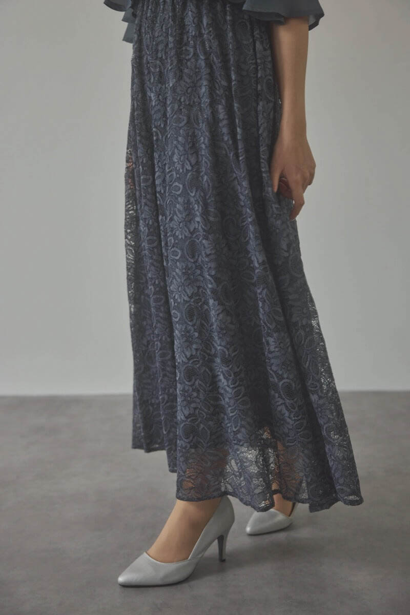 チャコールグレーの授乳口付きレーススカートドレス