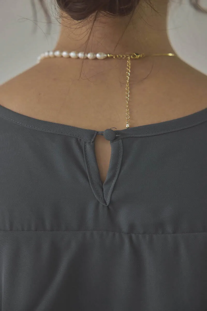 チャコールグレーの授乳口付きレーススカートドレス