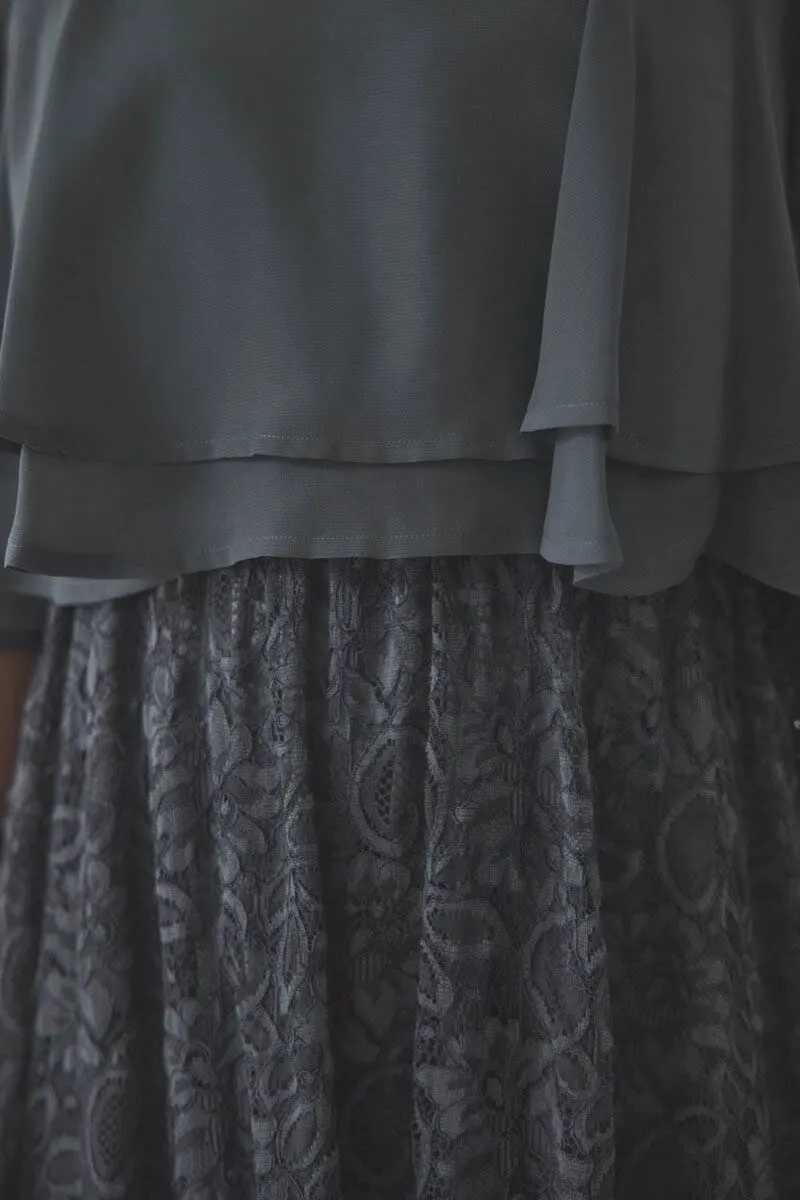 チャコールグレーの授乳口付きレーススカートドレス