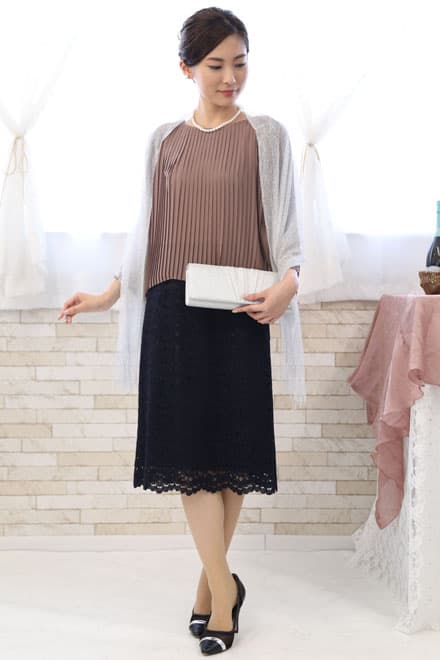 ブラウンのプリーツトップスドレス