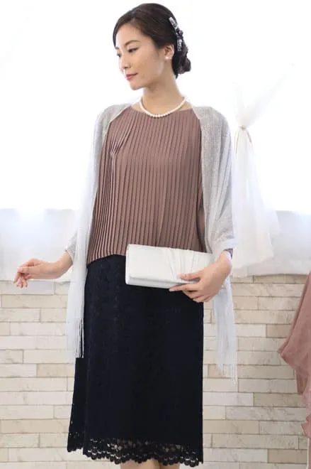 ブラウンのプリーツトップスドレス