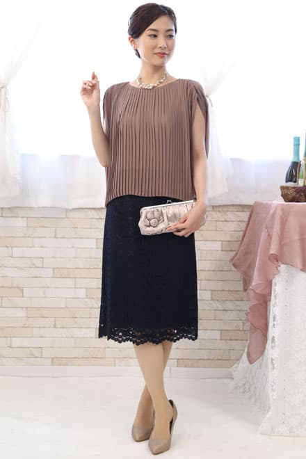 ブラウンのプリーツトップスドレス