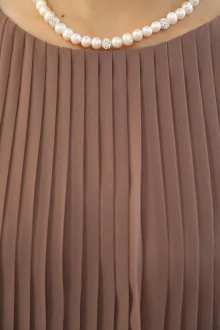 ブラウンのプリーツトップスドレス